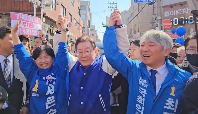 15일 오후 더불어민주당 이재명 대표가 부산 기장군 기장시장을 찾아 부산진갑 서은숙 후보, 기장군 최택용 후보와 두 손을 맞잡고 있다.  김혜민 기자