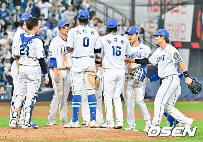 [OSEN=대구, 박준형 기자] 프로야구 삼성 라이온즈가&nbsp;LG 트윈스 상대로 1~2차전을 모두 승리했다.&nbsp;삼성은&nbsp;15일 대구 삼성라이온즈파크에서 열린 2024 KBO리그 포스트시즌 플레이오프(5전 3선승제) 2차전에서&nbsp;LG에 10-5로 승리했다.경기종료 후 삼성 선수들이 승리의 기쁨을 나누고 있다.  2024.10.15 / soul1014@osen.co.kr