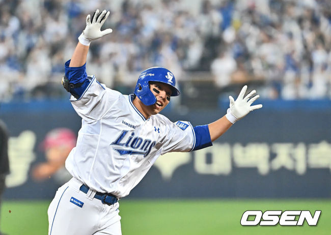 [OSEN=대구, 이석우 기자] 15일 대구 삼성라이온즈파크에서 2024 신한 SOL뱅크 KBO 포스트시즌 플레이오프 삼성 라이온즈와 LG 트윈스의 2차전 경기가 열렸다. 홈팀 삼성은 원태인를 선발로, 방문팀 LG는 손주영을 선발로 투입했다.삼성 라이온즈 김영웅이 2회말 2사 우월 역전 솔로 홈런을 치고 기뻐하고 있다. 2024.10.15 / foto0307@osen.co.kr