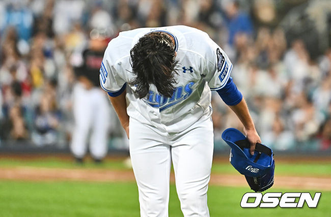 [OSEN=대구, 이석우 기자] 15일 대구 삼성라이온즈파크에서 2024 신한 SOL뱅크 KBO 포스트시즌 플레이오프 삼성 라이온즈와 LG 트윈스의 2차전 경기가 열렸다. 홈팀 삼성은 원태인를 선발로, 방문팀 LG는 손주영을 선발로 투입했다.삼성 라이온즈 선발투수 원태인이 7회초 교체되며 팬들에게 인사를 하고 있다. 2024.10.15 / foto0307@osen.co.kr