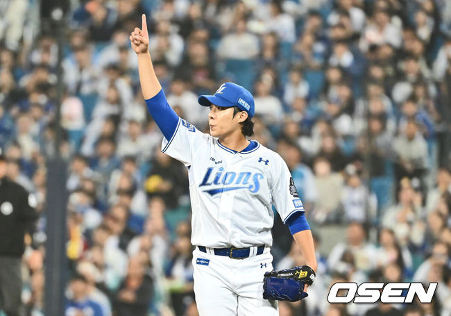 [OSEN=대구, 이석우 기자] 15일 대구 삼성라이온즈파크에서 2024 신한 SOL뱅크 KBO 포스트시즌 플레이오프 삼성 라이온즈와 LG 트윈스의 2차전 경기가 열렸다. 삼성 라이온즈 선발투수 원태인이 2초 2사 2,3루 LG 트윈스 홍창기의 좌익수 플라이때 볼 위치를 가리키고 있다. 2024.10.15 / foto0307@osen.co.kr