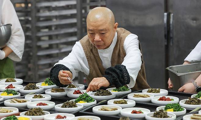 사찰음식 명장 정관 스님이 지난달 27일 서울 강남구 봉은문화센터에서 열린 ‘2024 국제선명상대회’ 환영 만찬에 나갈 음식들을 준비하고 있다. 그는 “사찰음식이 제철 재료에다 자연에서 나온 양념으로 순수한 맛을 살려 자연과 조화를 이루는 삶의 철학을 담고 있다”고 말한다. 최상수 기자