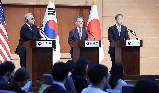 김홍균 외교부 1차관, 커트 캠벨 미 국무부 부장관, 오카노 마사타카 일 외무성 사무차관이 16일 오후 정부서울청사에서 제14차 한미일 외교차관협의회를 마친 후 합동 기자회견을 하고 있다. 왼쪽부터 커트 캠벨 미 국무부 부장관, 김홍균 1차관, 오카노 마사타카 일외무성 사무차관. 연합뉴스