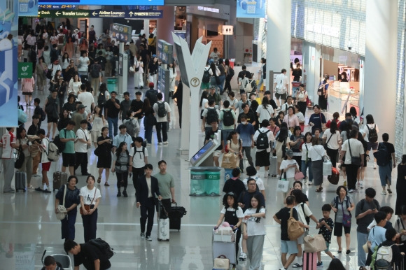 휴가철 여행객들로 붐비는 공항 - 인천국제공항 1터미널 면세구역이 휴가철을 맞아 해외로 떠나려는 여행객들로 붐비고 있다. 2024.8.4 연합뉴스