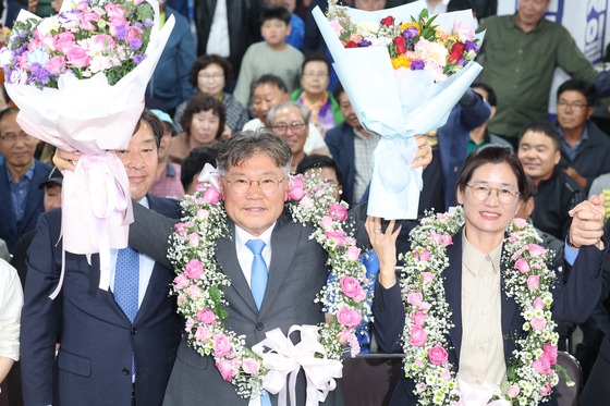 10.16 재보궐선거일인 16일 장세일 영광군수 후보가 당선이 확실시 되자 선거캠프에서 지지자들과 기뻐하고 있다. 뉴스1