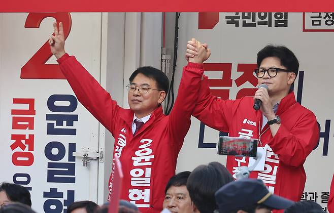 한동훈 국민의힘 대표가 9일 오후 부산 금정구 부산대 정문 앞에서 10·16 재보궐선거에 출마한 윤일현 금정구청장 후보의 유세를 지원하고 있다. ⓒ 연합뉴스