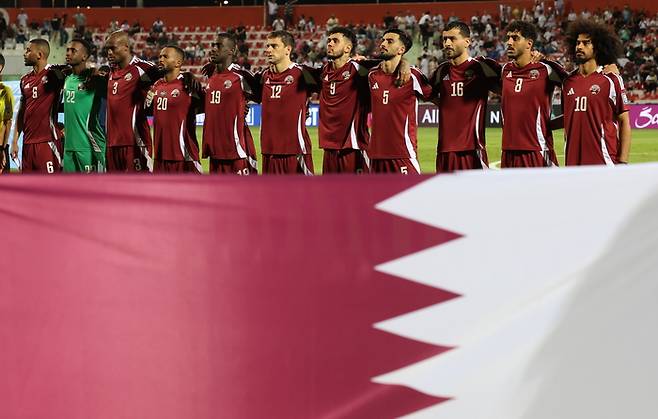 카타르 축구대표팀 선수들이 16일 북중미월드컵 아시아 3차예선 이란전을 앞두고 국가를 들으며 도열해 있다.  EPA연합뉴스
