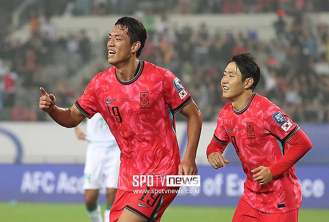 ▲ 축구대표팀의 에이스로 등극한 이강인이 이라크를 상대한 2026 북중미 월드컵 아시아 3차예선에서 집중 견제를 받았다. 홍명보호 출범 이후 치른 4경기에서 아직 득점이 없는 이강인은 매 경기 2명 이상이 따라붙는 압박과 싸우고 있다. 이강인은 오히려 팀을 생각하며 긍정적으로 바라본다. ⓒ 곽혜미 기자