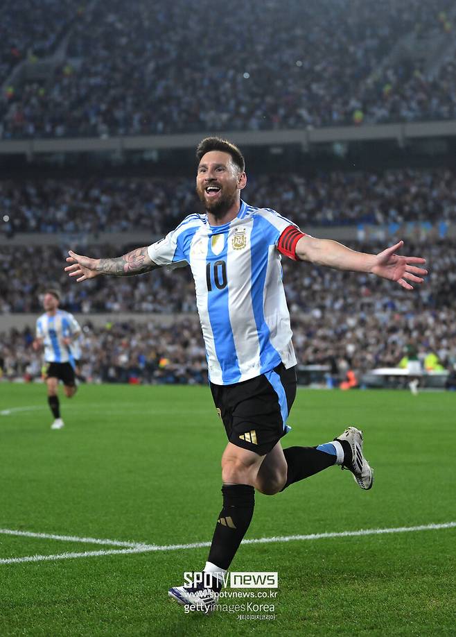 ▲ 메시는 모든 트로피를 들어올린 축구의 신이다. 바르셀로나 시절 스페인 프리메라리가 우승 10회, 코파 델 레이 우승 7회, 스페인 슈퍼컵 우승 7회를 비롯해 유럽축구연맹(UEFA) 챔피언스리그에서도 4회 정상에 올랐다. 파리 생제르맹으로 이적한 뒤에도 프랑스 리그앙 우승 2회를 차지했다. GOAT 등극에 항상 발목 잡혔던 아르헨티나 대표팀에서도 남미축구연맹(CONMEBOL) 코파 아메리카 우승 2회, 국제축구연맹(FIFA) 카타르 월드컵 우승으로 방점을 찍었다. 인터 마이애미를 미국메이저리그사커(MLS) 정상으로 이끈 메시가 북중미 월드컵 예선에서도 펄펄 날며 2연패 발판을 만들고 있다.