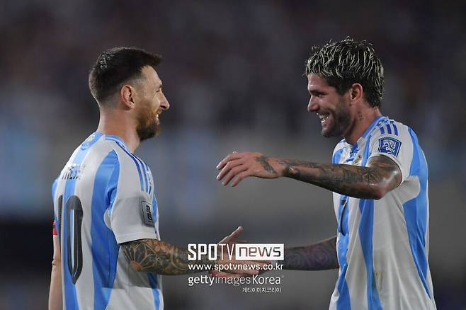 ▲ 메시는 모든 트로피를 들어올린 축구의 신이다. 바르셀로나 시절 스페인 프리메라리가 우승 10회, 코파 델 레이 우승 7회, 스페인 슈퍼컵 우승 7회를 비롯해 유럽축구연맹(UEFA) 챔피언스리그에서도 4회 정상에 올랐다. 파리 생제르맹으로 이적한 뒤에도 프랑스 리그앙 우승 2회를 차지했다. GOAT 등극에 항상 발목 잡혔던 아르헨티나 대표팀에서도 남미축구연맹(CONMEBOL) 코파 아메리카 우승 2회, 국제축구연맹(FIFA) 카타르 월드컵 우승으로 방점을 찍었다. 인터 마이애미를 미국메이저리그사커(MLS) 정상으로 이끈 메시가 북중미 월드컵 예선에서도 펄펄 날며 2연패 발판을 만들고 있다.