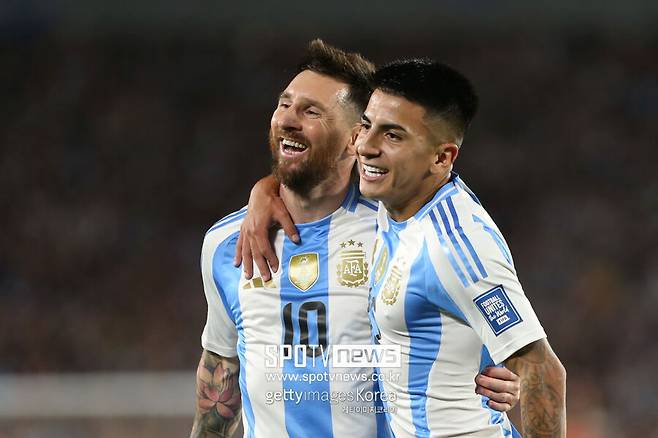 ▲ 메시는 모든 트로피를 들어올린 축구의 신이다. 바르셀로나 시절 스페인 프리메라리가 우승 10회, 코파 델 레이 우승 7회, 스페인 슈퍼컵 우승 7회를 비롯해 유럽축구연맹(UEFA) 챔피언스리그에서도 4회 정상에 올랐다. 파리 생제르맹으로 이적한 뒤에도 프랑스 리그앙 우승 2회를 차지했다. GOAT 등극에 항상 발목 잡혔던 아르헨티나 대표팀에서도 남미축구연맹(CONMEBOL) 코파 아메리카 우승 2회, 국제축구연맹(FIFA) 카타르 월드컵 우승으로 방점을 찍었다. 인터 마이애미를 미국메이저리그사커(MLS) 정상으로 이끈 메시가 북중미 월드컵 예선에서도 펄펄 날며 2연패 발판을 만들고 있다.