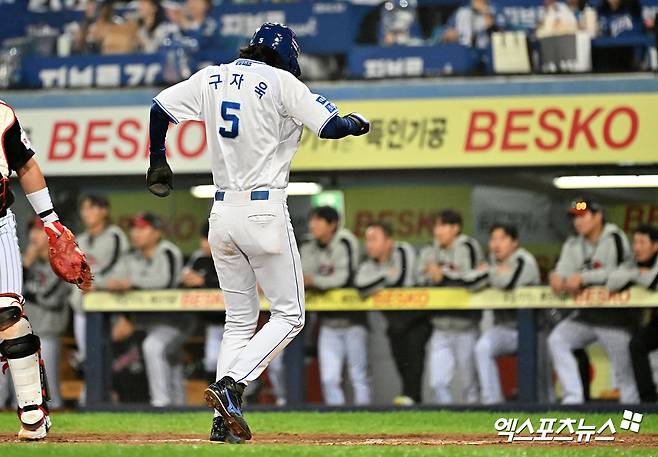 삼성 외야수 구자욱은 15일 대구 삼성라이온즈파크에서 열린 '2024 신한 SOL Bank KBO 포스트시즌' LG와 플레이오프(5전 3승제) 2차전에서 3번타자 좌익수로 선발 출전했다. 1회말 도루 과정에서 왼쪽 무릎을 다쳤다. 병원 검진 결과 왼쪽 무릎 내측 인대 미세 손상 소견을 받았다. 대구, 김한준 기자