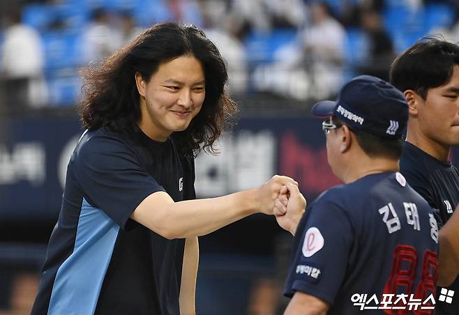 1일 오후 서울 송파구 잠실야구장에서 열린 '2024 신한 SOL Bank KBO리그' 롯데 자이언츠와 두산 베어스의 경기, 연장 12회 승부 끝에 롯데가 4:3의 스코어로 승리했다.  경기 종료 후 롯데 김원중이 김태형 감독과 승리의 기쁨을 나누고 있다. 엑스포츠뉴스 DB