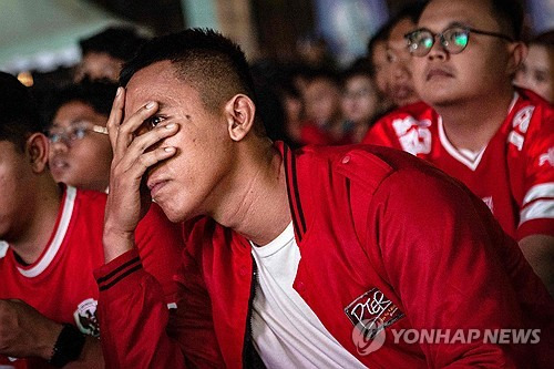 신태용 감독이 이끄는 인도네시아 축구 국가대표팀이 15일(한국시간) 중국 칭다오에 있는 칭다오 유소년 축구 경기장에서 열린 중국과의 2026 국제축구연맹(FIFA) 북중미 월드컵(캐나다-미국-멕시코 공동개최) 아시아 지역 3차 예선 C조 4차전에서 1-2로 패했다.  인도네시아는 앞서 사우디아라비아, 호주, 바레인 등 난적들과 연달아 비기며 승점 3을 챙겼다. 중국은 앞서 3연패를 해 인도네시아가 3차 예선에서 사상 첫 승을 거둘 거란 기대감이 컸다. 하지만 중국의 피지컬에 밀리며 첫 패배를 당했다.  연합뉴스