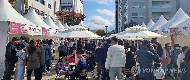 강릉 누들축제장 찾은 많은 인파 [연합뉴스 자료사진]