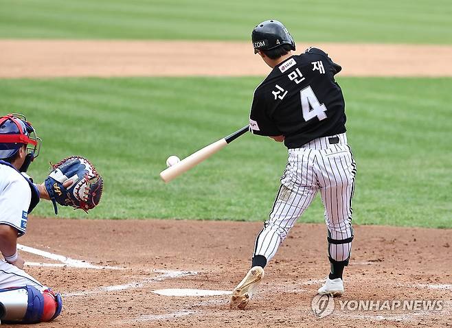 신민재 ‘따라가자’ (대구=연합뉴스) 윤동진 기자 = 13일 대구삼성라이온즈파크 2024 KBO 포스트시즌 플레이오프 1차전 LG 트윈스 대 삼성 라이온즈 경기. 7회 초 2사 1, 3루 때 LG 신민재가 1타점 진루타를 치고 있다. 2024.10.13 mon@yna.co.kr