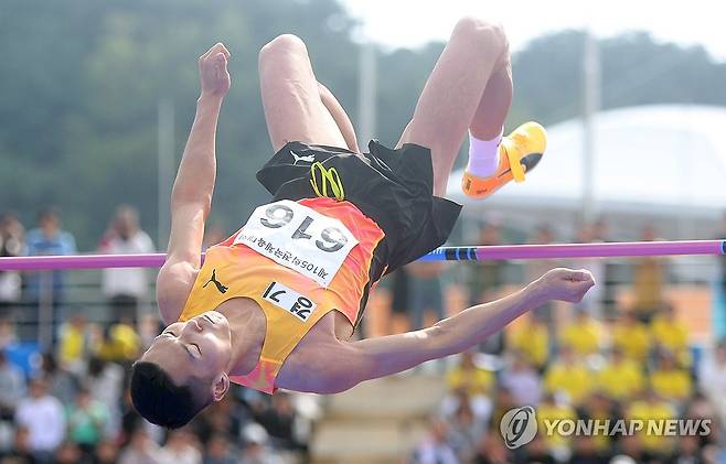 우상혁 전국체전 '간다' (김해=연합뉴스) 김동민 기자 = 16일 경남 김해종합운동장에서 열린 '제105회 전국체육대회(전국체전)' 높이뛰기 경기. 우상혁(경기)이 바를 넘고 있다. 2024.10.16 image@yna.co.kr