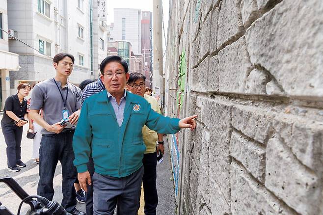 옹벽 시설을 점검하는 박강수 구청장 [마포구 제공. 재판매 및 DB 금지]