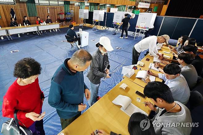 유권자 모인 영광 투표소 (영광=연합뉴스) 정다움 기자 = 2024 하반기 재·보궐선거 본투표가 열린 16일 오전 전남 영광군 해룡고등학교에 마련된 투표소에서 유권자들이 투표하고 있다. 2024.10.16 daum@yna.co.kr