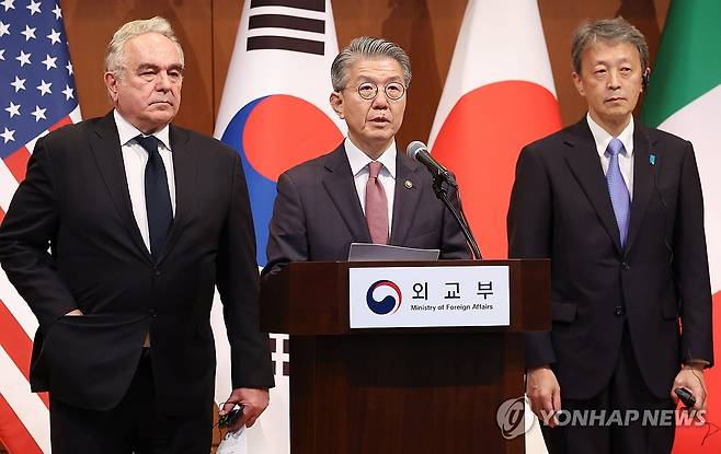 한미일 등 11개국 "대북제재 다국적 감시기구 설립" (서울=연합뉴스) 김도훈 기자 = 김홍균 외교부 1차관이 16일 오후 정부서울청사 별관 외교부에서 대북제재 관련 대외 발표를 하고 있다.
    한미일을 포함해 프랑스, 영국, 독일, 이탈리아, 네덜란드, 캐나다, 호주, 뉴질랜드 등 총 11개국이 참가하는 다국적제재모니터링팀(MSMT·Multilateral Sanctions Monitoring Team)이 출범한다. MSMT 참여국은 유엔 안보리 대북제재 위반 및 회피 활동을 상시 모니터링하면서 보고서를 발간하게 된다.
    왼쪽부터 커트 캠벨 미 국무부 부장관, 김홍균 차관, 오카노 마사타카 일 외무성 사무차관. 2024.10.16 [공동 취재] superdoo82@yna.co.kr