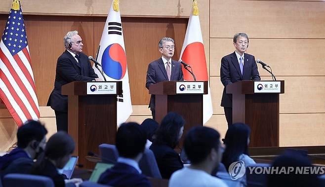 한미일 외교차관 합동 기자회견 (서울=연합뉴스) 김도훈 기자 = 김홍균 외교부 1차관, 커트 캠벨 미 국무부 부장관, 오카노 마사타카 일 외무성 사무차관이 16일 오후 정부서울청사에서 제14차 한미일 외교차관협의회를 마친 후 합동 기자회견을 하고 있다. 
    왼쪽부터 커트 캠벨 미 국무부 부장관, 김홍균 1차관, 오카노 마사타카 일외무성 사무차관. 2024.10.16 superdoo82@yna.co.kr