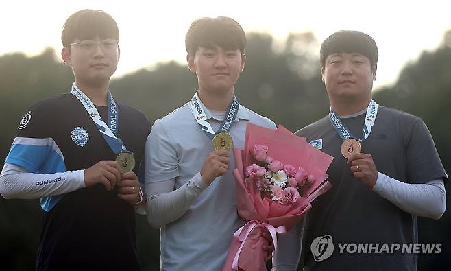 전국체전 양궁 김제덕 금메달 (진주=연합뉴스) 김동민 기자 = 16일 경남 진주 공군교육사령부 연병장에서 열린 '제105회 전국체육대회(전국체전)' 양궁 시상식에서 개인전 금메달을 딴 김제덕이 촬영하고 있다. 2024.10.16 image@yna.co.kr