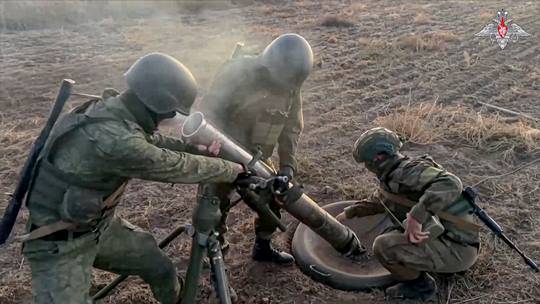 러시아 120㎜ 박격포 부대가 우크라이나군을 향해 포를 발사한 후 위치를 이동하고 있다. 사진=AP/뉴시스