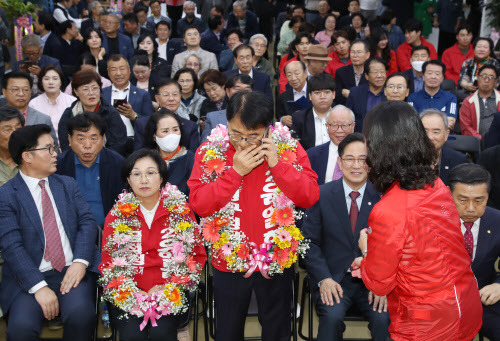 윤일현 국민의힘 금정구청장 보궐선거 후보가 16일 오후 부산 금정구 자신의 선거사무소에서 당선이 유력하게 되자 한동훈 대표에게 축하 전화를 받고 있다. (사진=뉴스1)