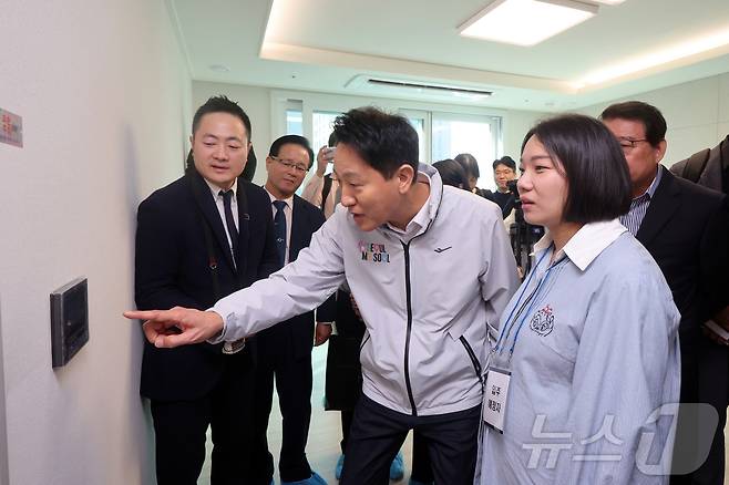 오세훈 서울시장이 17일 오전 서울 강동구 둔촌동 올림픽파크포레온(둔촌주공 재건축)에서 '미리 내 집(장기전세주택Ⅱ)' 입주자 예정자들과 함께 현장을 둘러보고 있다. 신혼부부 300가구를 대상으로 모집한 ‘미리 내 집’은 이달 중 사전점검을 진행하고 오는 12월 입주를 진행할 예정이다. 2024.10.17/뉴스1 ⓒ News1 황기선 기자