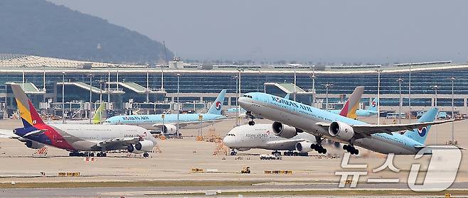 지난 6월 인천국제공항 활주로에 있는 여객기 모습. 2024.6.17/뉴스1 ⓒ News1 김진환 기자