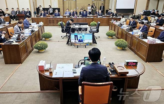 국회 교육위원회 감사2반이 17일 오후 경북대 글로벌프라자 경하홀에서 경북대, 강원대, 경북대병원(치과병원), 강원대병원, 강릉원주대 치과병원을 대상으로 국정감사를 실시하고 있다. 2024.10.17/뉴스1 ⓒ News1 남승렬 기자