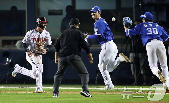 17일 오후 서울 송파구 잠실야구장에서 열린 프로야구 '2024 신한 SOL 뱅크 KBO 포스트시즌' 플레이오프 3차전 삼성 라이온즈와 LG 트윈스의 경기, 2회말 LG 공격 1사 3루 상황에서 박동원의 투수 앞 땅볼 타구때 3루주자 오지환이 런다운에 걸려 아웃되고 있다. 2024.10.17/뉴스1 ⓒ News1 오대일 기자