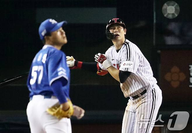 17일 오후 서울 송파구 잠실야구장에서 열린 프로야구 '2024 신한 SOL 뱅크 KBO 포스트시즌' 플레이오프 3차전 삼성 라이온즈와 LG 트윈스의 경기, 5회말 LG 공격 1사 1,3루 상황에서 홍창기가 희생플라이로 선취 타점을 올리고 있다.. 2024.10.17/뉴스1 ⓒ News1 오대일 기자