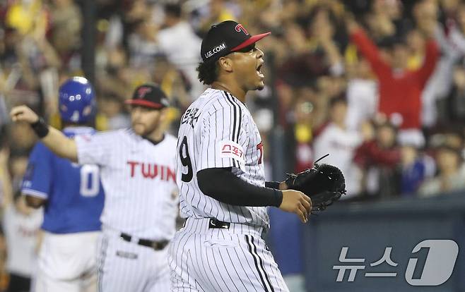 17일 오후 서울 송파구 잠실야구장에서 열린 프로야구 '2024 신한 SOL 뱅크 KBO 포스트시즌' 플레이오프 3차전 삼성 라이온즈와 LG 트윈스의 경기, LG 에르난데스가 8회초 2사 1,2루 상황에서 삼성 디아즈를 땅볼 처리한 뒤 기뻐하고 있다. 2024.10.17/뉴스1 ⓒ News1 임세영 기자