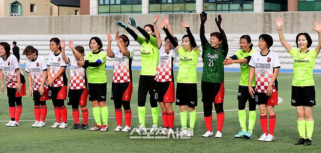 13일 서울 동대문 시립대학교 축구장에서 한국의 ‘FC 더 조이플러스’와 일본의 ‘FC  버스터즈’가 마지막  경기를 마치고, 환호하는 관중들에게 인사하고 있다.