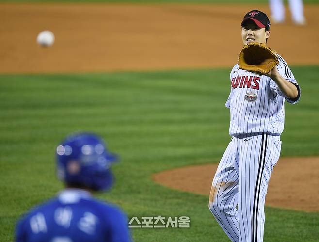 LG 투수 임찬규가 17일 잠실구장에서 열린 삼성과 2024 KBO 플레이오프 3차전 4회초 1사 1루에서 상대 디아즈 타구가 파울이 되자 안도의 한숨을 쉬고 있다. 잠실 | 최승섭기자 thunder@sportsseoul.com