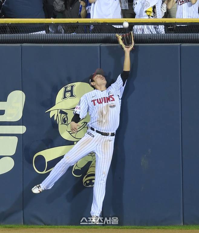 LG 우익수 홍창기가 17일 잠실야구장에서 열린 삼성과 2024 KBO 플레이오프 3차전 6회초 1사 상대 윤정빈의 타구를 잡아내고 있다.  2024. 10. 17. 잠실 | 최승섭기자 thunder@sportsseoul.com