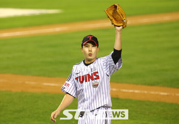 17일 서울 송파구 잠실야구장에서 열린 2024 KBO 포스트시즌 플레이오프 3차전 삼성 라이온즈와 LG 트윈스의 경기, 6회 초 LG 선발 임찬규가 교체되며 관중들을 향해 인사하고 있다. 사진┃뉴시스