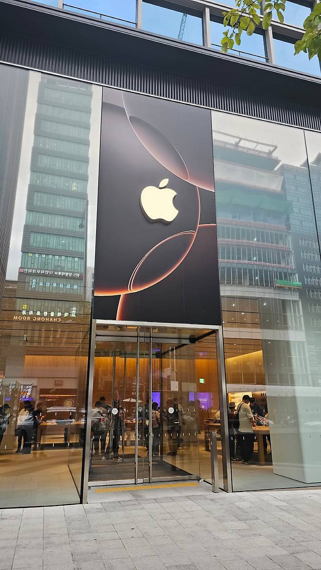 ◇애플스토어 강남  매장은 577㎡(약 158평) 규모로 삼성 강남보다 적다. 지난 14일 오후 애플스토어 강남점 모습. 사진=김세형 기자