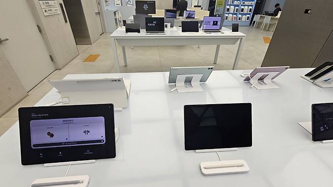 ◇삼성 강남 2층은 모바일 및 IT기기 제품 구매와 체험이 가능한 공간이다. 지난 14일 오후 방문한 매장은 한산한 모습이다.