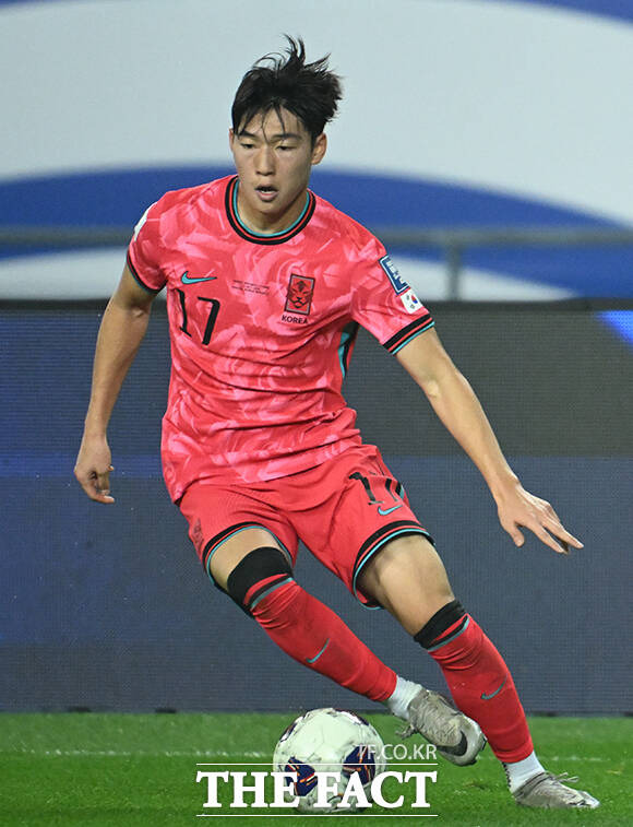 대한민국과 이라크의 2026 FIFA 북중미 월드컵 아시아 3차 예선전이 15일 오후 경기 용인시 용인미르스타디움에서 열린 가운데 배준호가 드리블하고 있다./더팩트 DB