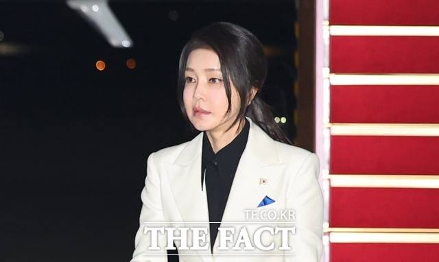 검찰이 김건희 여사의 도이치모터스 주가조작 의혹을 불기소 처분하자 더불어민주당은 "간이 배 밖으로 튀어나오지 않고서야 이럴 순 없다. 김 여사가 사실상 대통령임을 확인해 주는 꼴"이라고 날을 세웠다. 지난 7월 미국 안보순방을 마치고 귀국하는 김 여사의 모습. /뉴시스