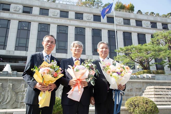 이종석 헌법재판소장과 이영진·김기영 헌법재판관이 17일 서울 종로구 헌법재판소에서 퇴임식을 마친 뒤 기념사진을 촬영하고 있다. /박상훈 기자