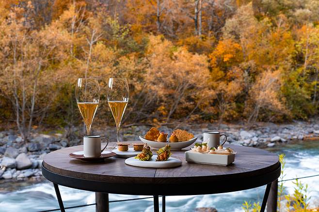 호시노 리조트 오이라세 게류 호텔. 단풍을 바라보면서 야외에서 식사할 수 있다. /호시노 리조트