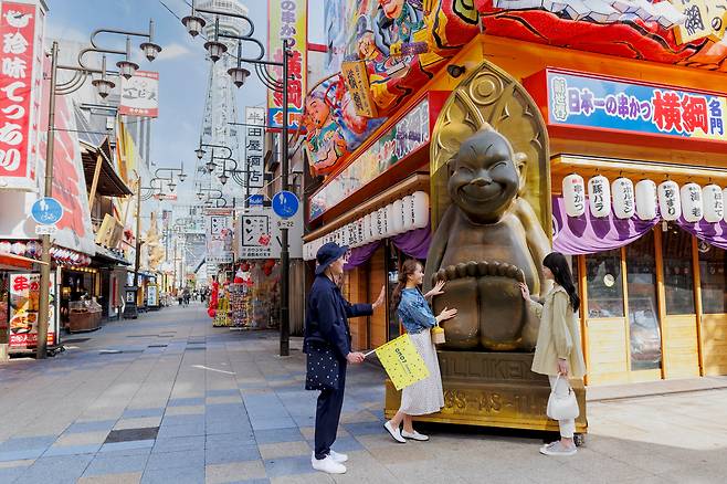오모(OMO)7 오사카 신세카이의 '오모레인저 투어'. 호텔리어들이 직접 가이드로 나서 도심 곳곳을 함께 탐방하는 것을 돕는다. /호시노리조트