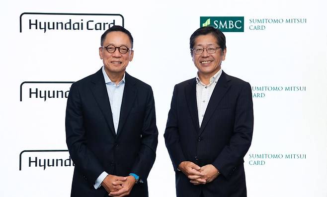 정태영 현대카드 부회장(왼쪽)과 오니시 유키히코 SMCC 사장(오른쪽)이 지난 16일(현지시각) 일본 도쿄 SMCC 사옥에서 기념사진을 촬영하고 있다. /현대카드 제공