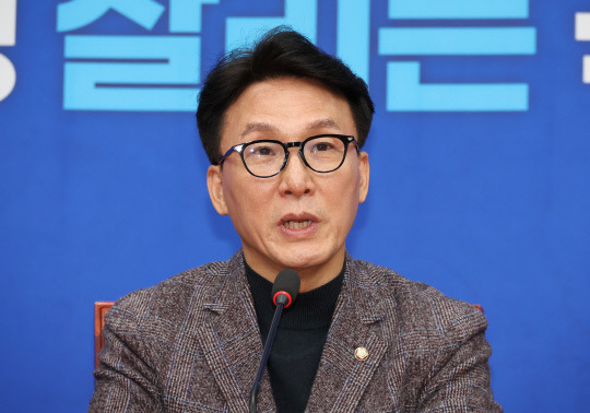 더불어민주당 김민석 최고위원이 13일 오전 국회에서 열린 기자간담회에서 발언하고 있다. 연합뉴스