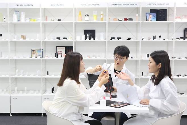 경기 성남시 판교 코스맥스 R&I센터 내 구축된 이노베이션 라이브러리에서 연구원들이 신규 개발된 제형을 살펴보고 있다.ⓒ코스맥스