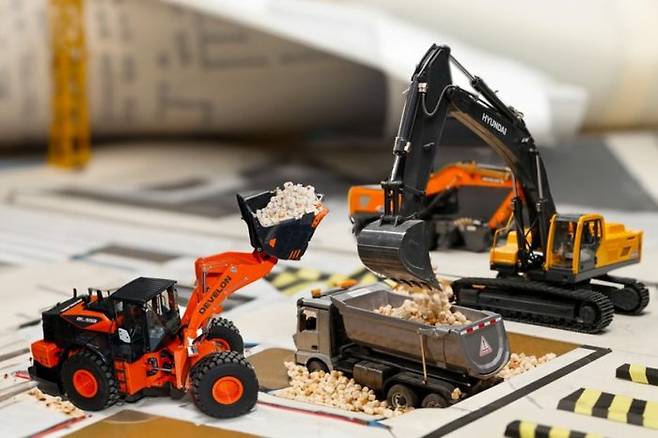 HD현대사이트솔루션RC(RemoteControl) 건설기계 모델.ⓒHD현대사이트솔루션