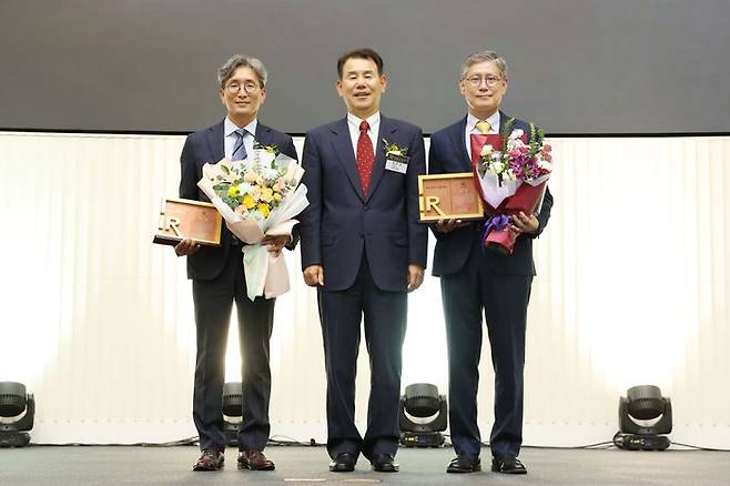 정은보 한국거래소 이사장이 17일 서울 여의도 한국거래소 사옥에서 열린 ‘2024 한국IR대상’ 시상식에서 금융위원장상인 대상을 수상한 기업 참석자과 기념사진을 촬영하고 있다. 왼쪽부터 김창태 LG전자 부사장, 정 이사장, 박상일 파크시스템스 대표이사.ⓒ한국IR협의회